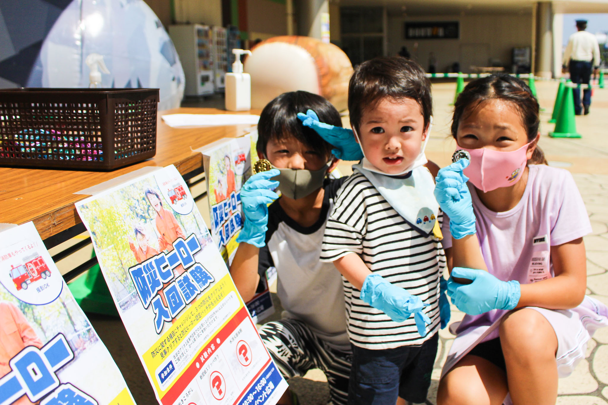 メダルを持った子どもたちに